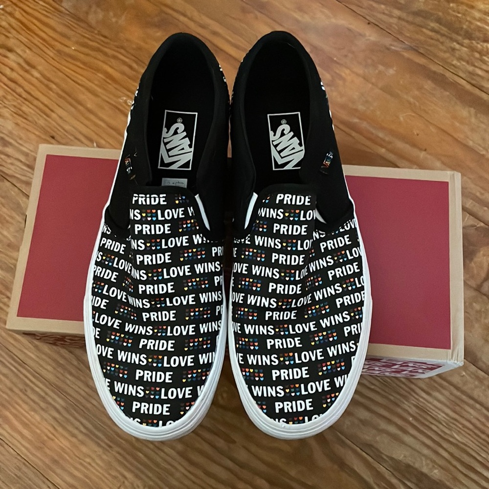Vans💜 Women’s Pride sneakers size 10M❤️💙💛💚🧡🤎🖤💜💕